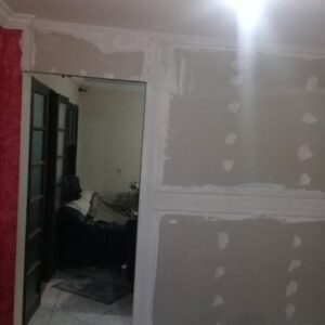 As boiseries contemporâneas podem incluir linhas retas e formas geométricas, refletindo a estética atual. gesso.ong.br