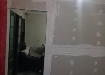 As boiseries contemporâneas podem incluir linhas retas e formas geométricas, refletindo a estética atual. gesso.ong.br